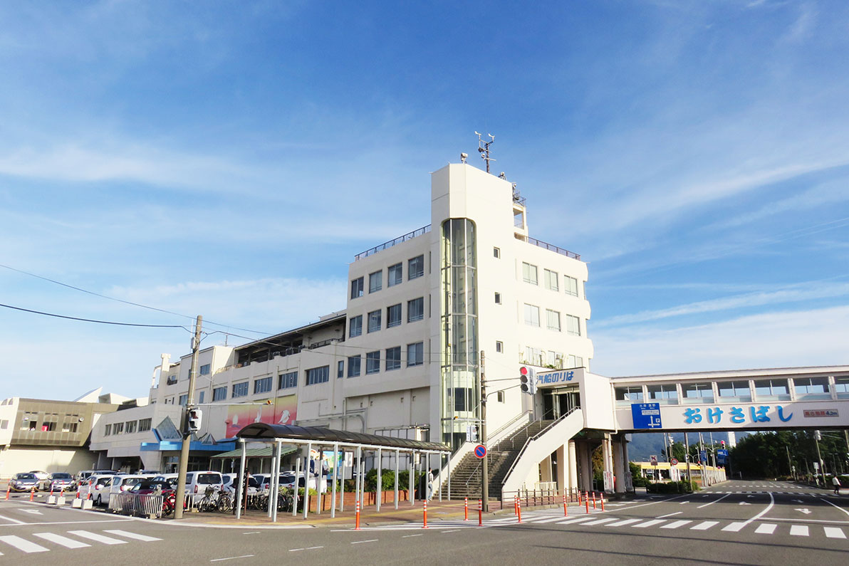 佐渡汽船 両津港ターミナル（両津南埠頭ビル）外観