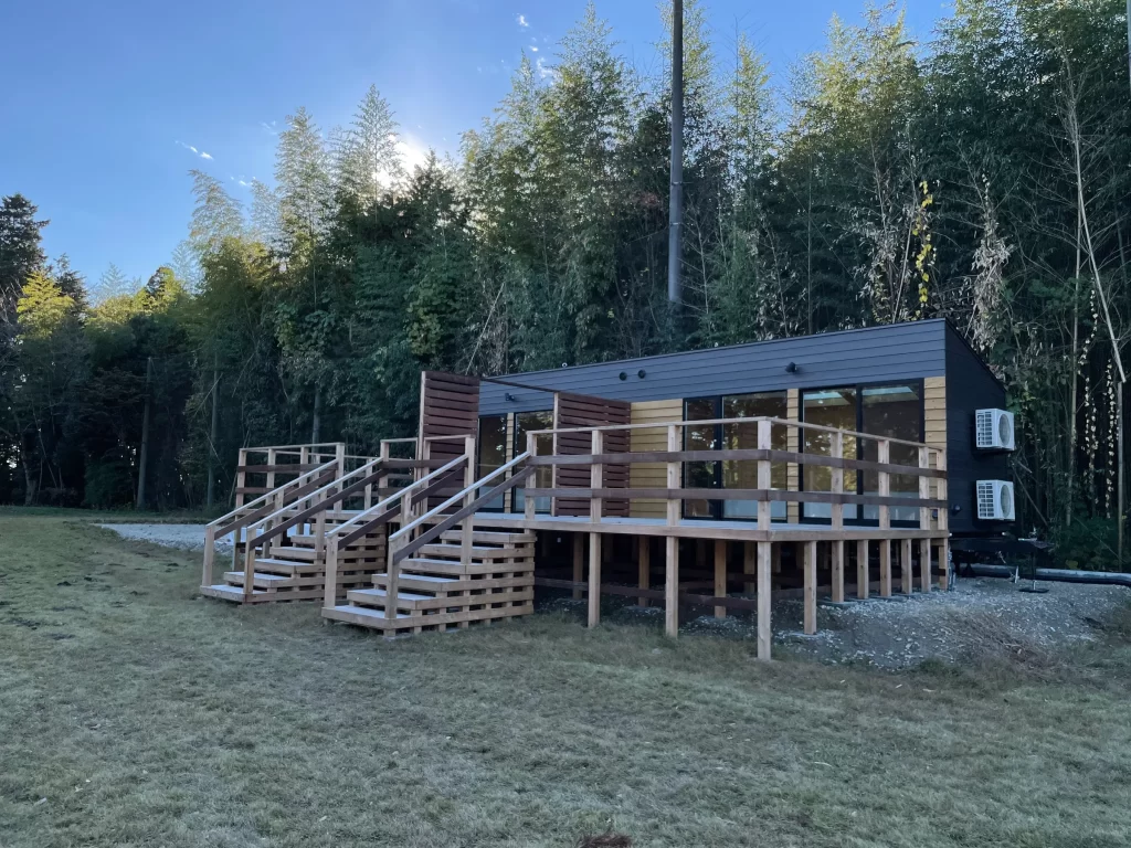 ogawa GRAND lodge FIELDに設置されたニコイチ宿泊キャビン