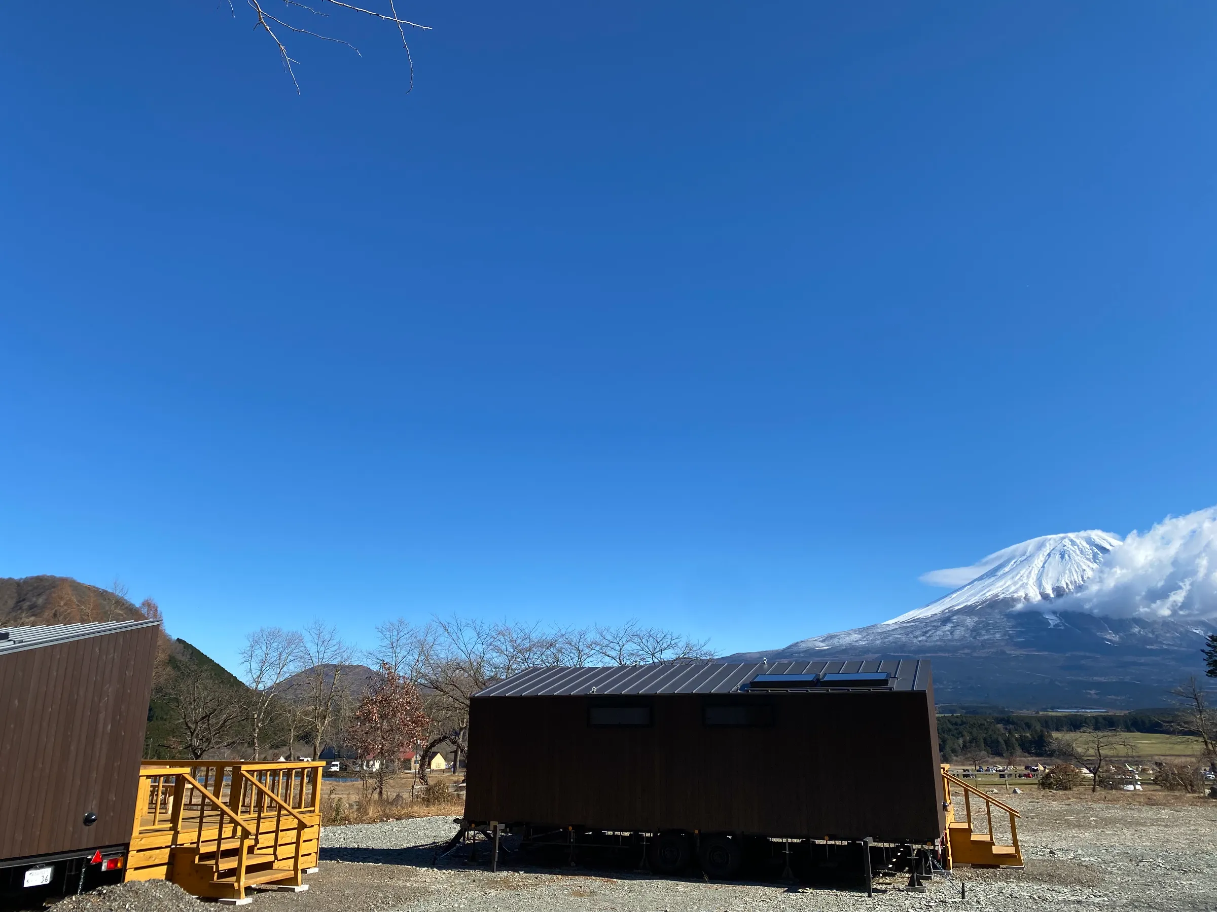 イッコイチ宿泊キャビンの外観と富士