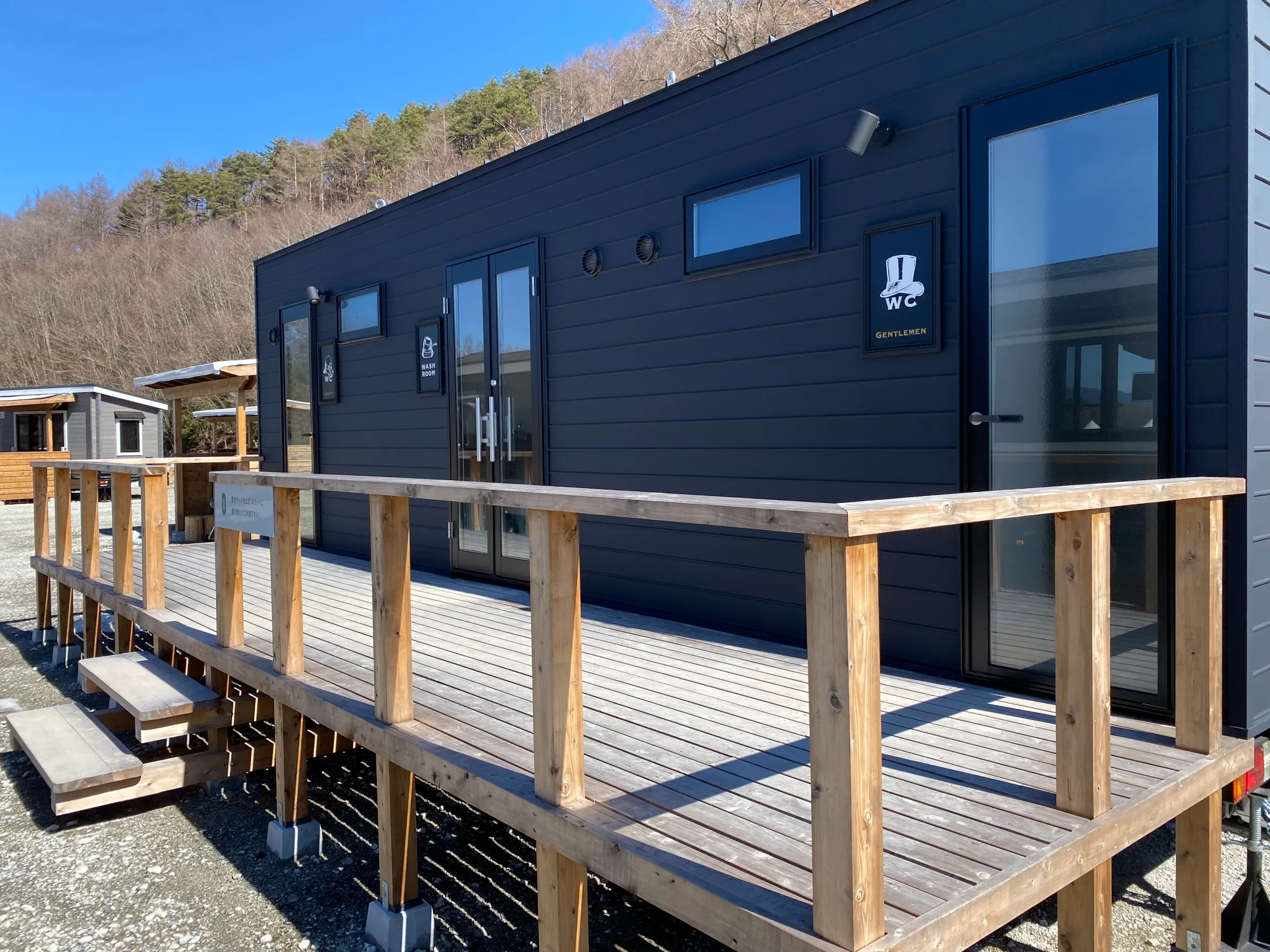 moss camp fieldに設置されたトイレキャビン