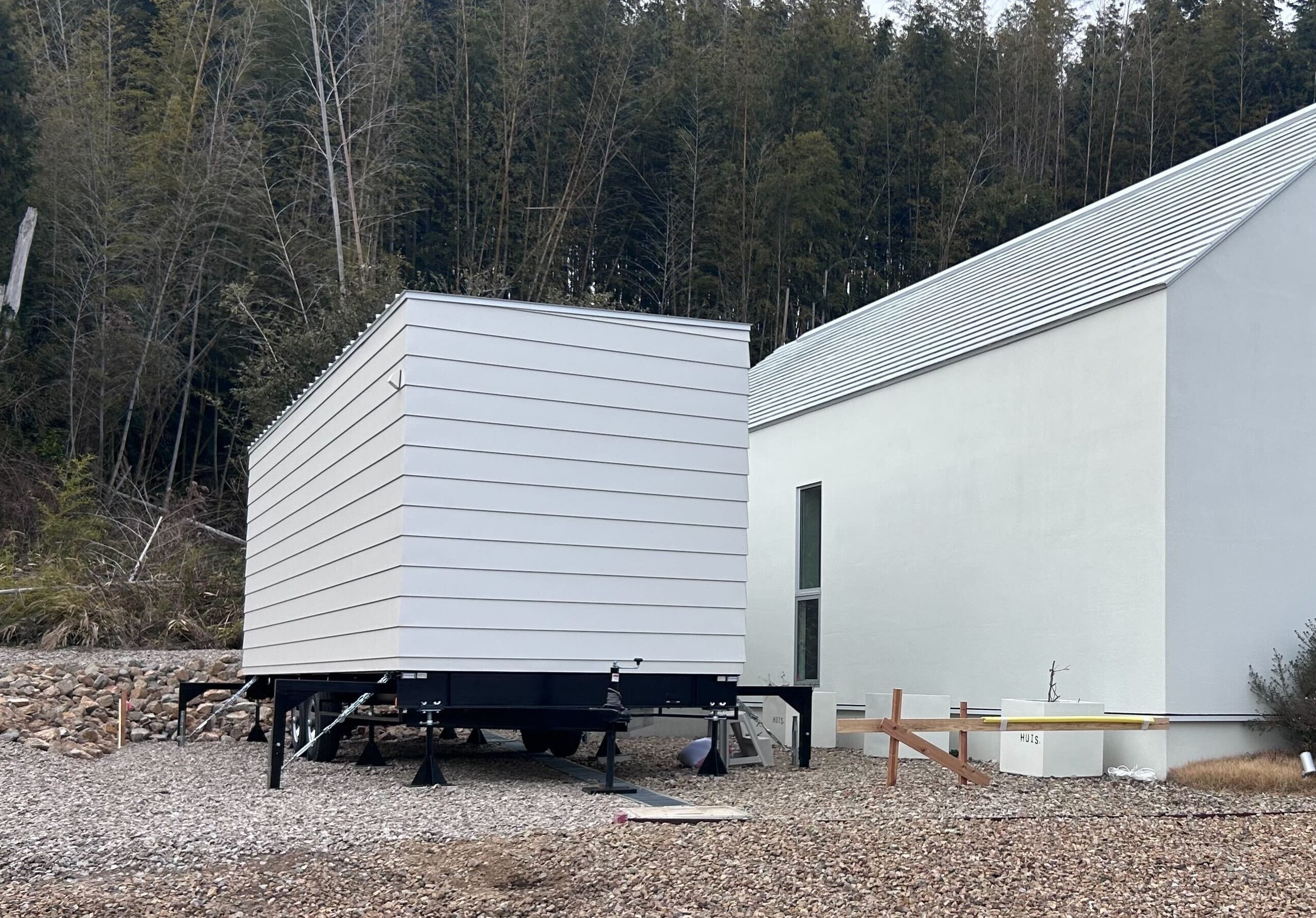 既存の建物に隣接して設置された、エリアノの倉庫・作業場用トレーラーハウス