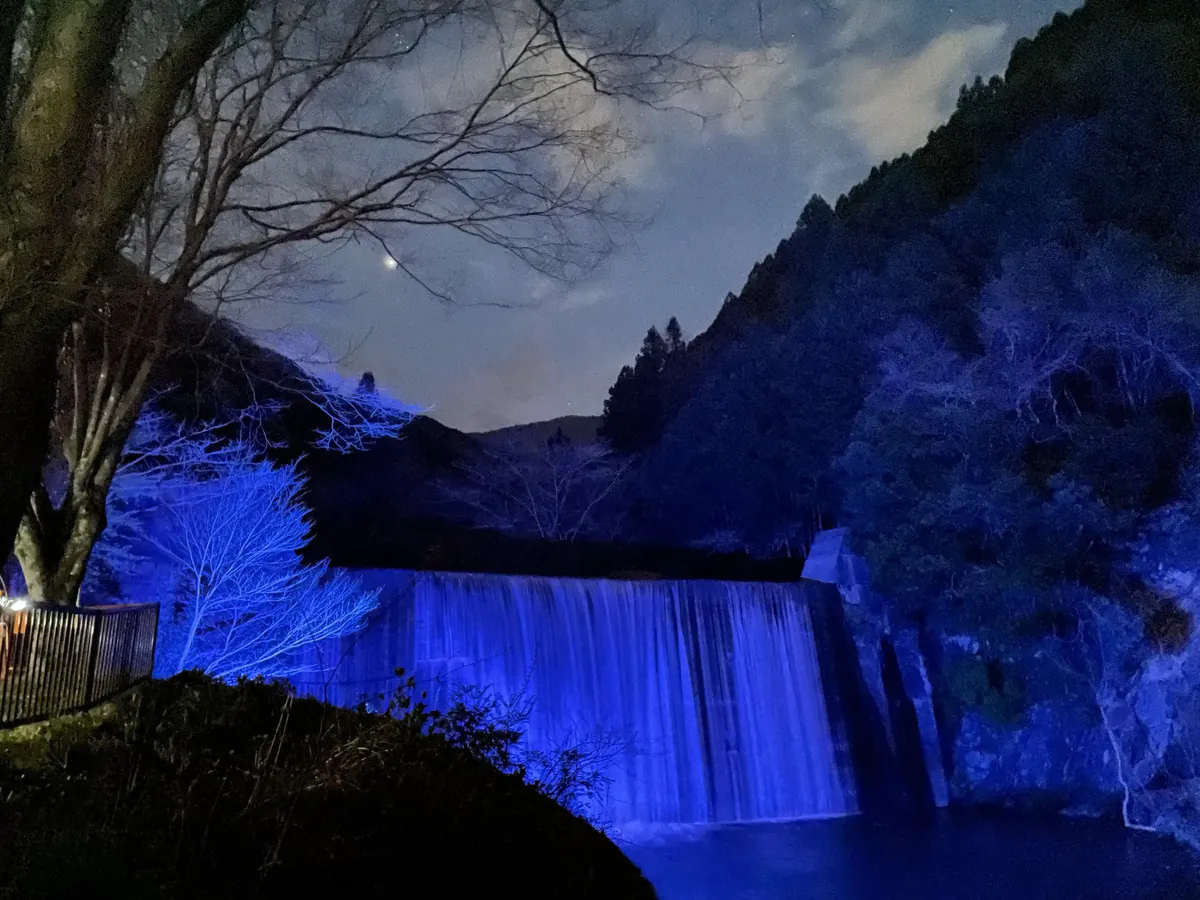 山水徳間の里 夜も楽しめる滝と清流のイルミネーション